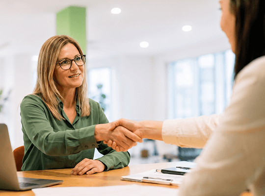 A customer and a banker in conversation